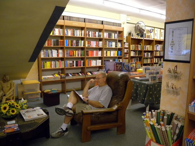 Gil leyendo en su librería
